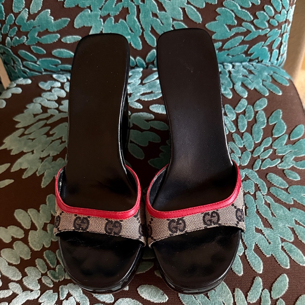 Gucci Women's Black and Pink Platform Slides